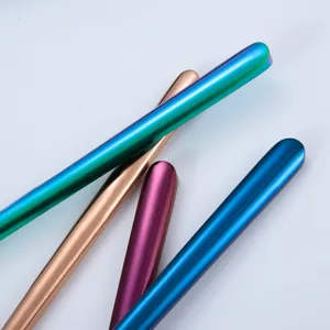 Palillos de acero inoxidable coloridos de estilo coreano y vajilla moderna de exhibicion.