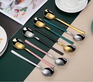 Cucharas de acero inoxidable con mango largo en varios colores ideales para postres y comidas.