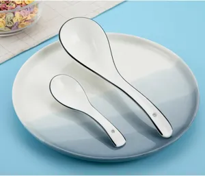 Juego de cucharas de cerámica creativas con borde negro, detalle de vajilla elegante.