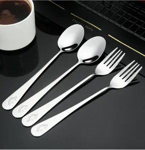 Ensemble de couverts en acier inoxydable avec design de sourire mignon et finition polie.