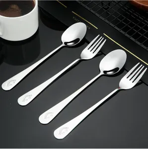 Vue détaillée du set de couverts en acier inoxydable, cuillères et fourchettes smiley pour le camping.
