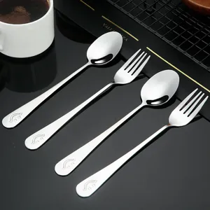 Ensemble de couverts en acier inoxydable avec poignée smiley mignonne, cuillère et fourchette.