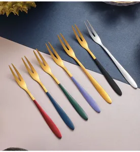 Dettaglio forchette da frutta in acciaio inossidabile, manici colorati, set elegante per dolci.