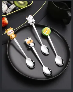 Ensemble de cuillères en acier inoxydable avec des motifs d'animaux mignons pour dessert.