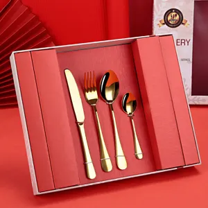 Ensemble de couverts en acier inoxydable doré 4 pièces dans un coffret cadeau rouge.