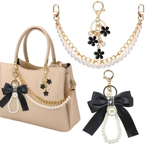 Parelketting tasband met zwarte strikhanger, elegante accessoire detailweergave.