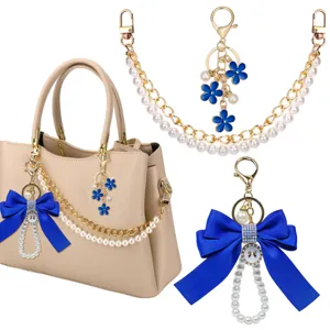 Elegante parel strik tas bedel en blauwe bloem sleutelhanger set voor handtas.