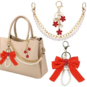 Parelketting strik tas hanger en bloem sleutelhanger set voor elegante handtassen.