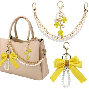 Mooie parel strik tas ketting sleutelhanger, gele bloem handtas hanger detail weergave.