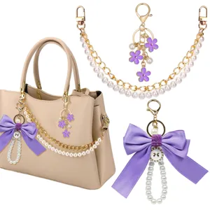 Elegante parelketting en paarse strik tas hanger set voor stijlvolle handtas decoratie.