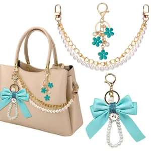 Gedetailleerd overzicht van elegante parelketting en blauwe strik tasbedel voor stijlvolle look.