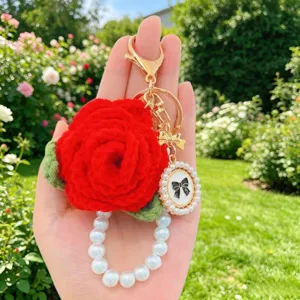 Handgemachter gehäkelter roter Rosen Schlüsselanhänger mit Perlenarmband und Schleife Tasche.
