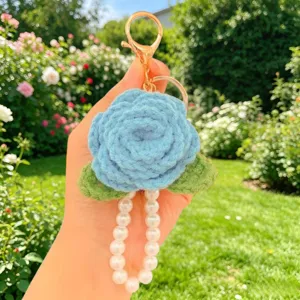 Handgemachte gehäkelte blaue Rosen-Schlüsselanhänger mit Perlenkette, Vintage Taschenzubehör.
