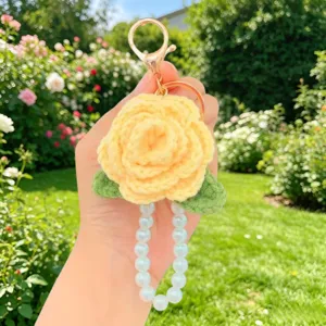 Handgefertigter Häkel-gelbe-Rose-Schlüsselanhänger mit Perlenband für Taschen und Schlüssel.