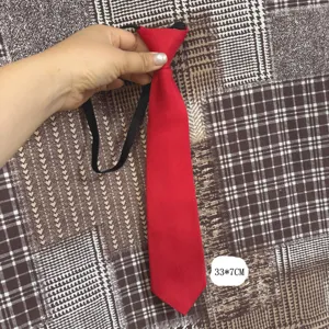 Corbata pequeña roja de color sólido preatada para fotografía de graduación y uso diario