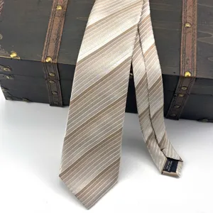 Detalle de corbata de rayas clásica, corbata jacquard beige champán marrón, estilo old money.