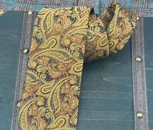 Handcrafted men's jacquard tie featuring a luxurious yellow and green paisley pattern for formal banquet wear.
