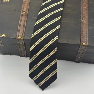 Primer plano de la textura y el patrón diagonal de la corbata a rayas negro y oro.