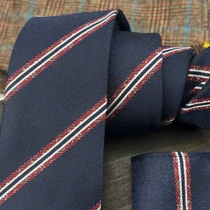 Dunkelblaue Krawatte und Einstecktuch Set mit roten und weißen Streifen für Herren.
