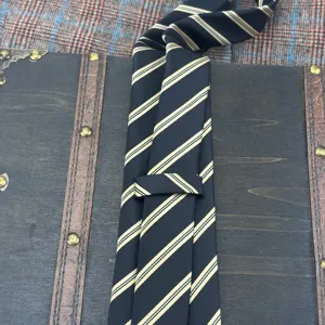 Corbata negra clásica para hombre con rayas diagonales doradas y blancas para estilo.