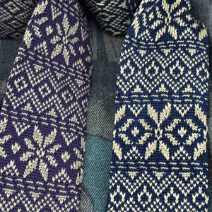 Vista dettagliata della cravatta in maglia Fair Isle vintage con motivi geometrici.