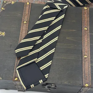 Detalle de corbata para hombre de rayas negras y doradas clásica con textura fina.