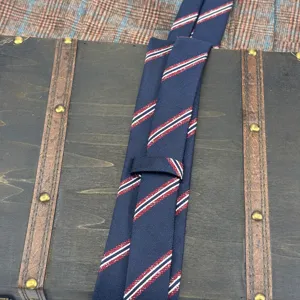 Klassische dunkelblaue Krawatte mit Streifen Detail, Business Herren Accessoire Stoff Textur.