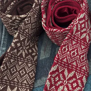 Dettaglio cravatta in maglia Fair Isle vintage, motivo retrò marrone e rosso per inverno.