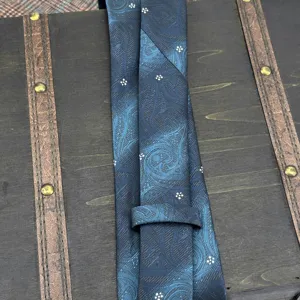 Cravatta uomo blu sfumato paisley classica business abbigliamento formale jacquard.