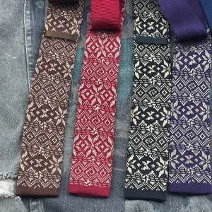 Primo piano di dettaglio delle cravatte in maglia Fair Isle stile retro a punta piatta.