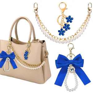Parelketting tasband en blauwe strik sleutelhanger als elegante handtas hanger set.