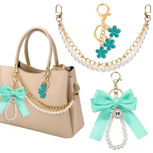 Parelketting en mintgroene strik tasbedel detail met delicate metalen bloemen en accessoires.