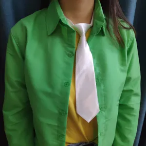 Dettaglio cravatta corta bianca in raso, preannodata, ideale per uniforme scolastica e cosplay.