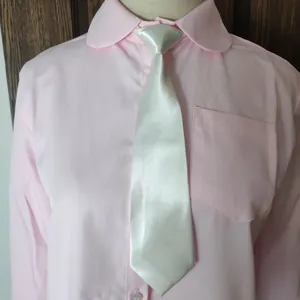 Cravatta corta in satin bianco da donna, tinta unita preannodata, ideale per foto ed eventi.