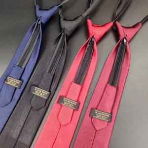 Vista dettagliata di cravatte con zip in twill di colore unito in più colori vari.