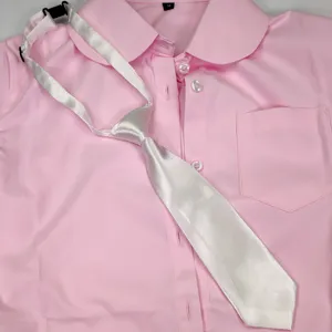 Camicia corta rosa con cravattina preannodata in raso bianco per donne e studentesse.