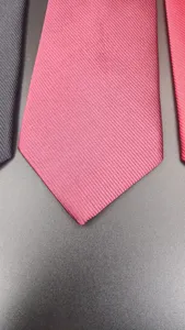 Primo piano di una classica cravatta da uomo in twill di poliestere con trama fine e colore.