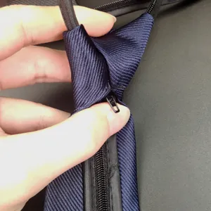 Vista dettagliata della cravatta con zip da uomo che mostra il tessuto twill blu.