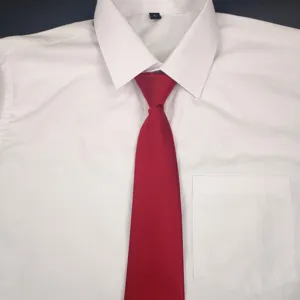 Dettaglio in primo piano di camicia da uomo bianca con cravatta rossa e taglia L.