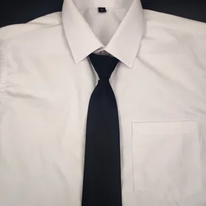 Camicia da uomo bianca formale da lavoro con cravatta nera a tinta unita con zip.