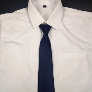 Camicia formale bianca abbinata a una classica cravatta con cerniera blu scuro da uomo.