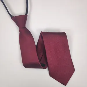 Dettaglio cravatta con zip bordeaux in twill, classica cravatta tinta unita da uomo.