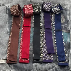 Primo piano dei dettagli delle cravatte a maglia retro Fair Isle con motivi classici.