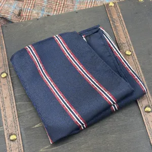 Nahaufnahme Detail eines klassischen dunkelblauen Herren Einstecktuchs mit roten und weißen Streifen.
