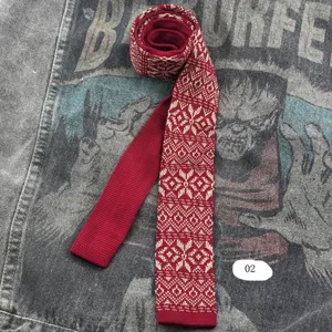 Dettaglio cravatta lavorata a maglia Fair Isle retro, cravatta piatta rossa motivo nordico.