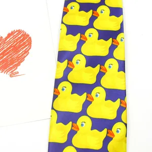 Corbata con estampado de pato amarillo morado elegante accesorio de cuello moda