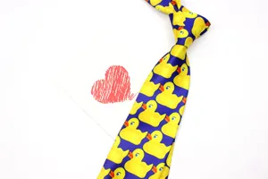 Corbata de moda estampada con patron de pato amarillo de poliester mate para personas.