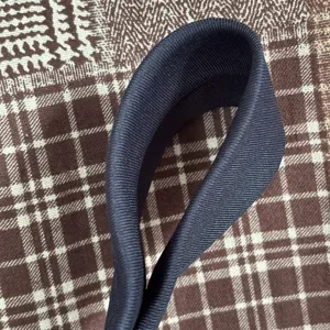 Detalle de textura de tela de correa de pajarita para niños de poliéster mate azul marino oscuro
