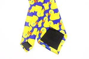 Vista detallada de la corbata de seda poliéster con estampado de patito lindo azul y amarillo.