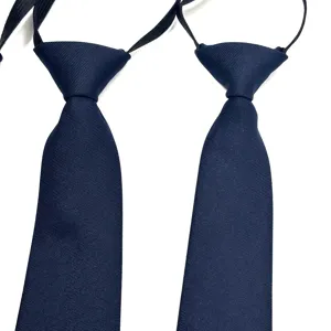 Primer plano de la corbata con cremallera azul marino mate para niños, textura de tela.